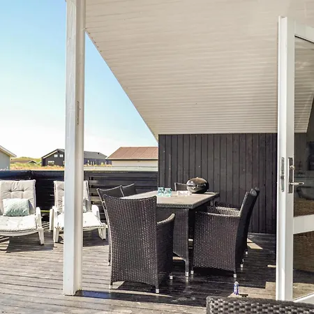 4 Bedroom Lovely In Hvide Sande Holiday home *