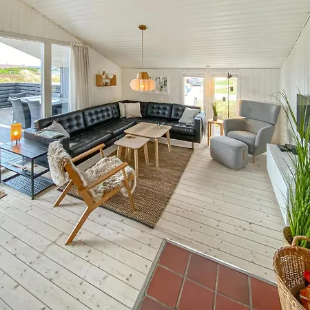 4 Bedroom Lovely In Hvide Sande Holiday home *